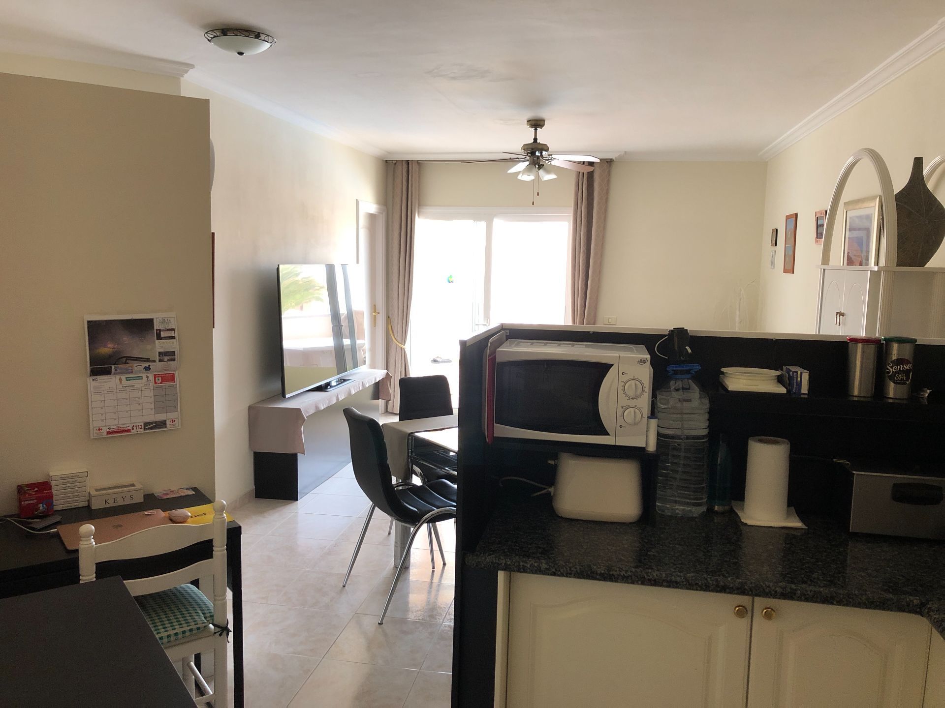 Un appartement prêt à emménager avec une chambre et une terrasse ensoleillée à Costa del Silencio.