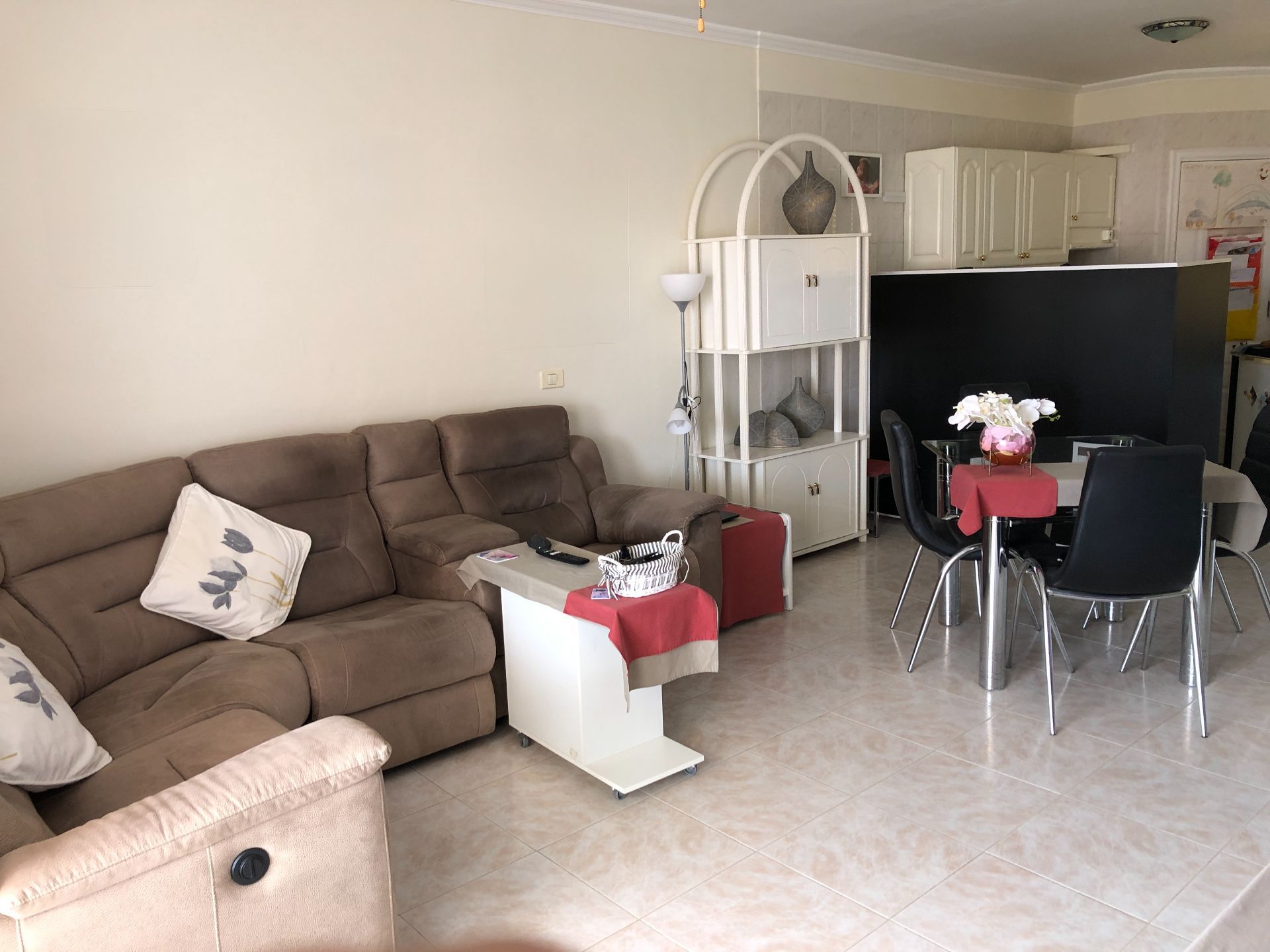 Un appartement prêt à emménager avec une chambre et une terrasse ensoleillée à Costa del Silencio.