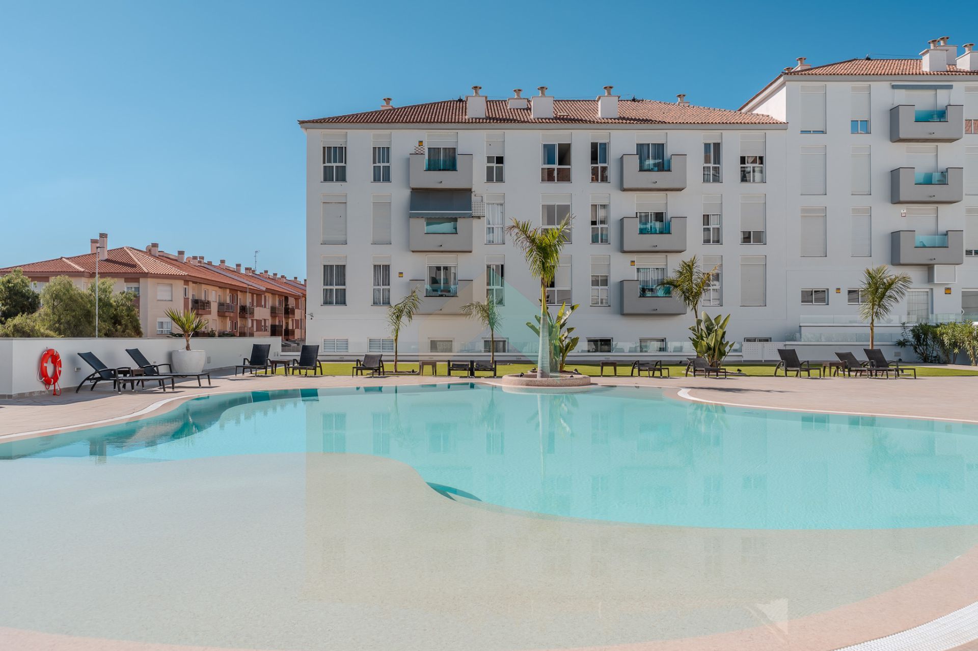Apartamento listo para entrar a vivir con 2 dormitorios, con opción de plaza de garaje y trastero, en una nueva residencia con piscina.