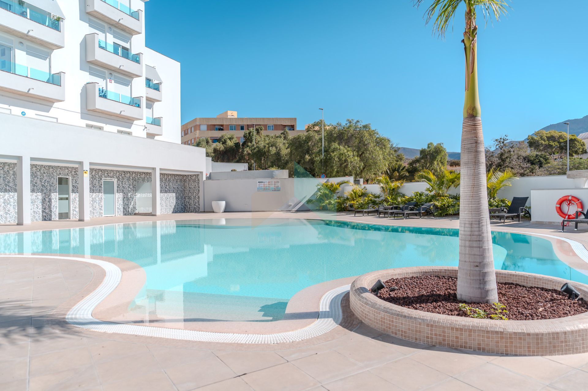 Apartamento listo para entrar a vivir con 2 dormitorios, con opción de plaza de garaje y trastero, en una nueva residencia con piscina.