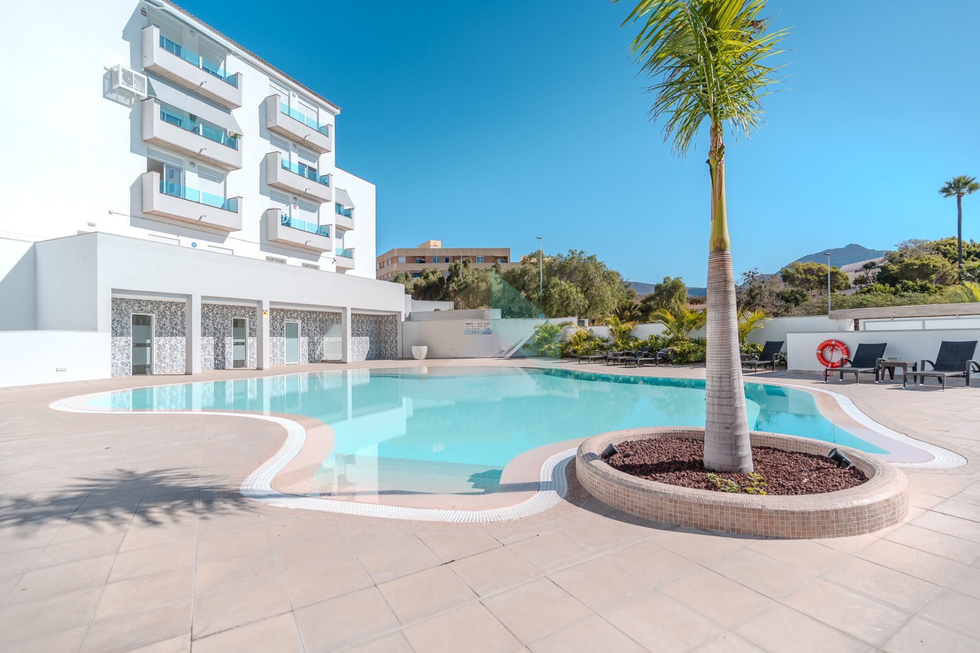 Apartamento listo para entrar a vivir con 2 dormitorios, con opción de plaza de garaje y trastero, en una nueva residencia con piscina.