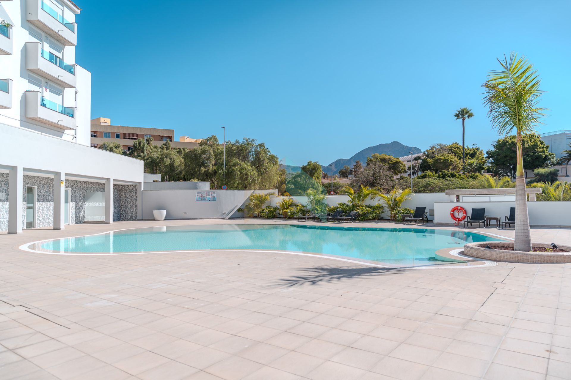 Apartamento listo para entrar a vivir con 2 dormitorios, con opción de plaza de garaje y trastero, en una nueva residencia con piscina.