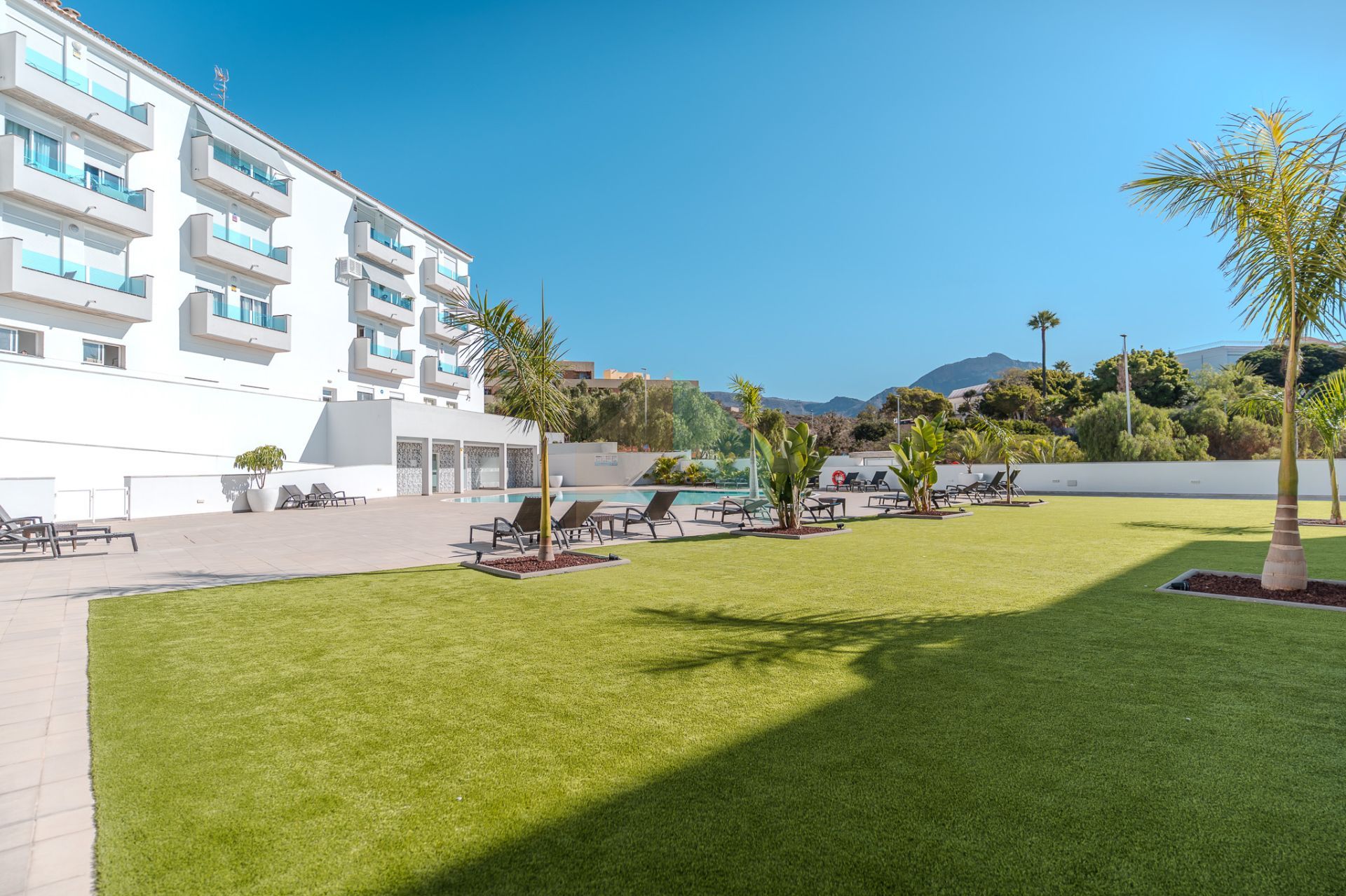 Apartamento listo para entrar a vivir con 2 dormitorios, con opción de plaza de garaje y trastero, en una nueva residencia con piscina.