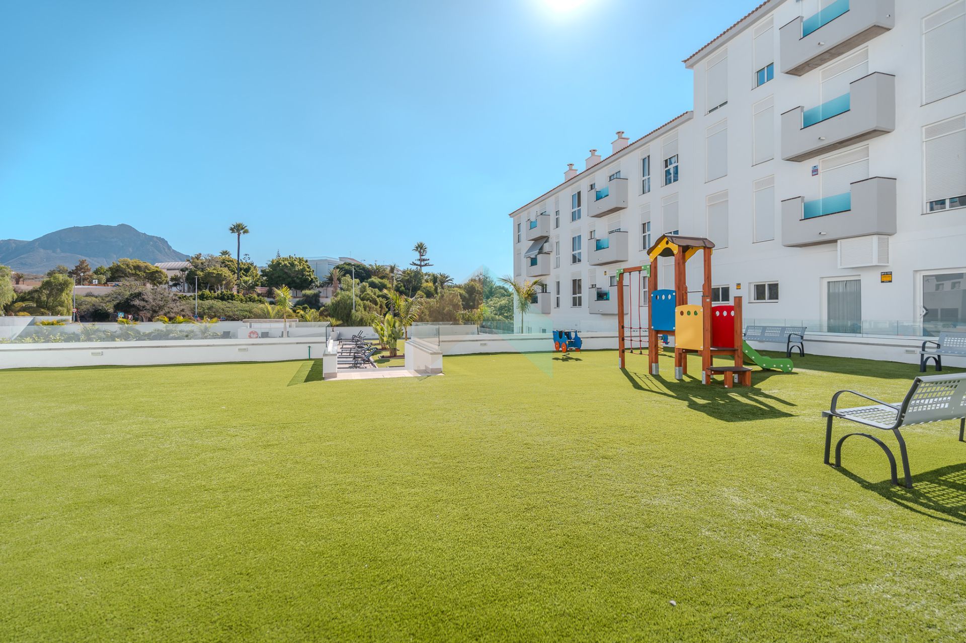 Apartamento listo para entrar a vivir con 2 dormitorios, con opción de plaza de garaje y trastero, en una nueva residencia con piscina.
