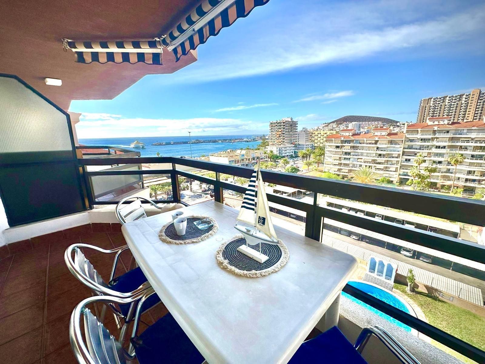 Luminoso appartamento con terrazza e vista mare a pochi passi dall’oceano a Los Cristianos.