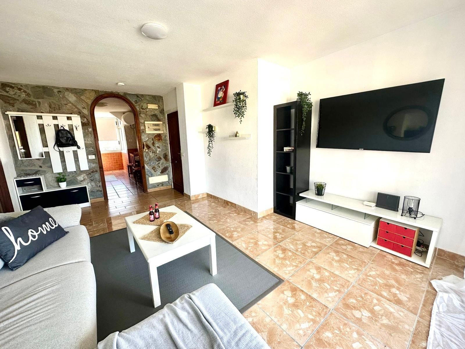 Luminoso appartamento con terrazza e vista mare a pochi passi dall’oceano a Los Cristianos.