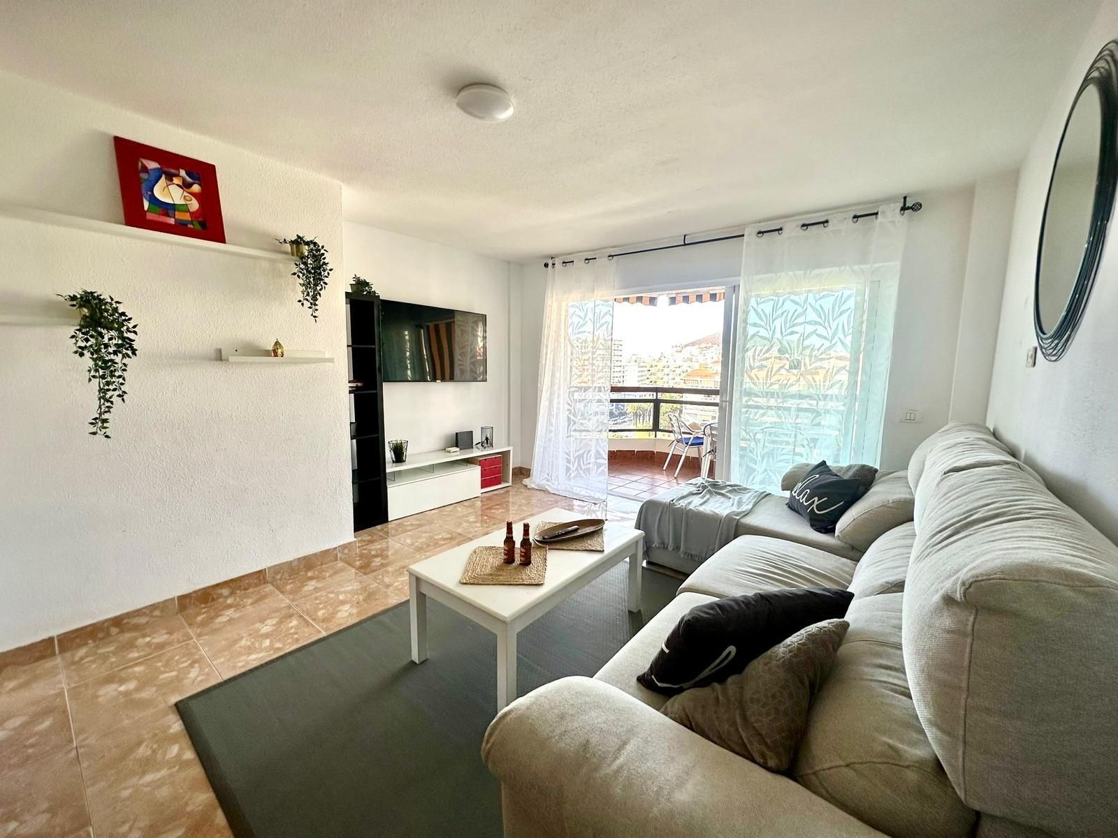 Luminoso appartamento con terrazza e vista mare a pochi passi dall’oceano a Los Cristianos.