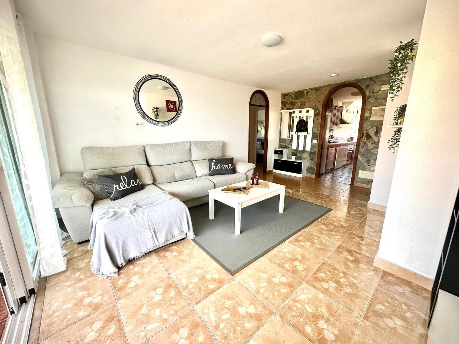 Luminoso appartamento con terrazza e vista mare a pochi passi dall’oceano a Los Cristianos.