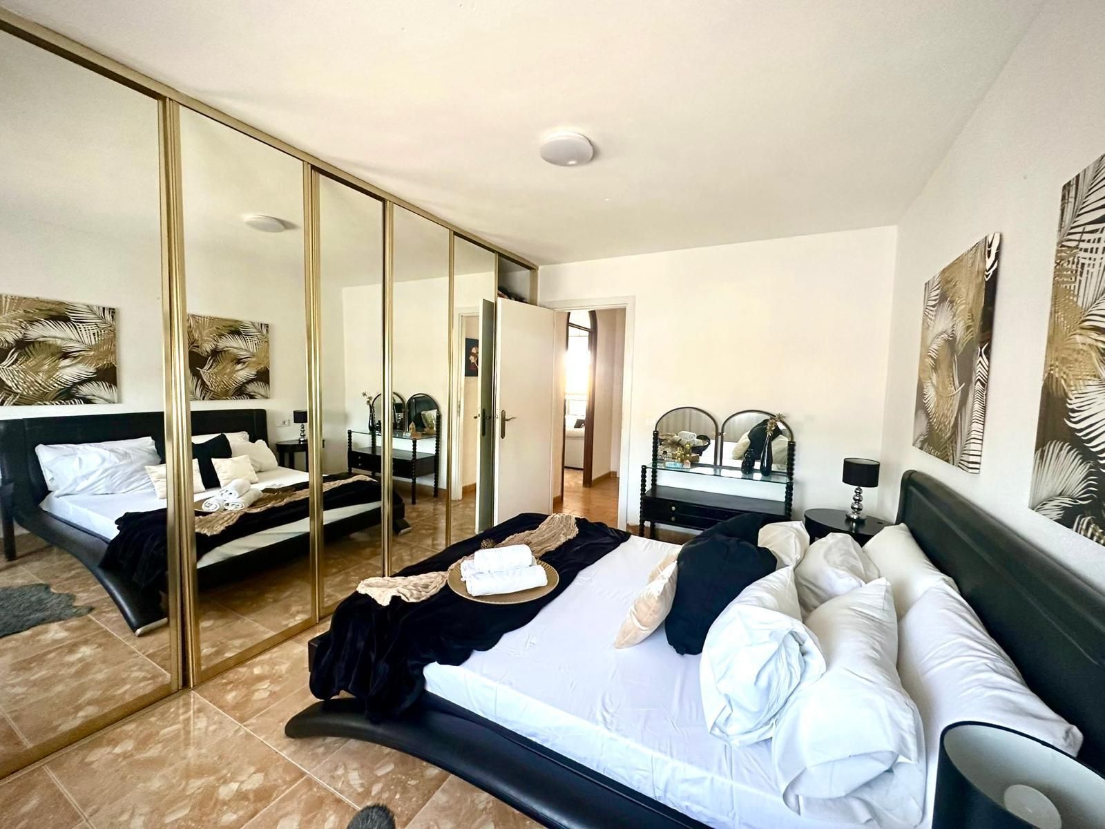 Luminoso appartamento con terrazza e vista mare a pochi passi dall’oceano a Los Cristianos.